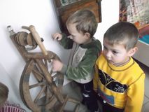 Знакомство с прялкой