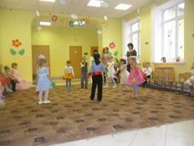 Танец с листьями.